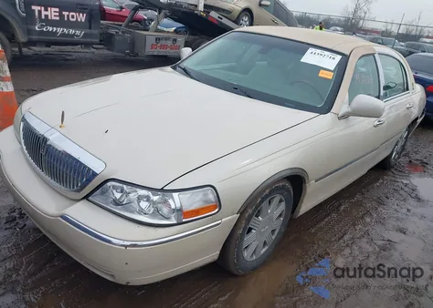 2003 Lincoln Town Car Cartier z USA, uszkodzony, nr VIN 1LNHM83W33Y637102